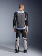 Alpinestars ST-2 Air Jacke, Ice Gray Dark Gray Black, Rückansicht am Modell, mit großen Mesh-Belüftungseinsätzen, blauen Akzenten und Alpinestars-Logo, kombiniert mit passender Motorradhose für Adventure-Touren.