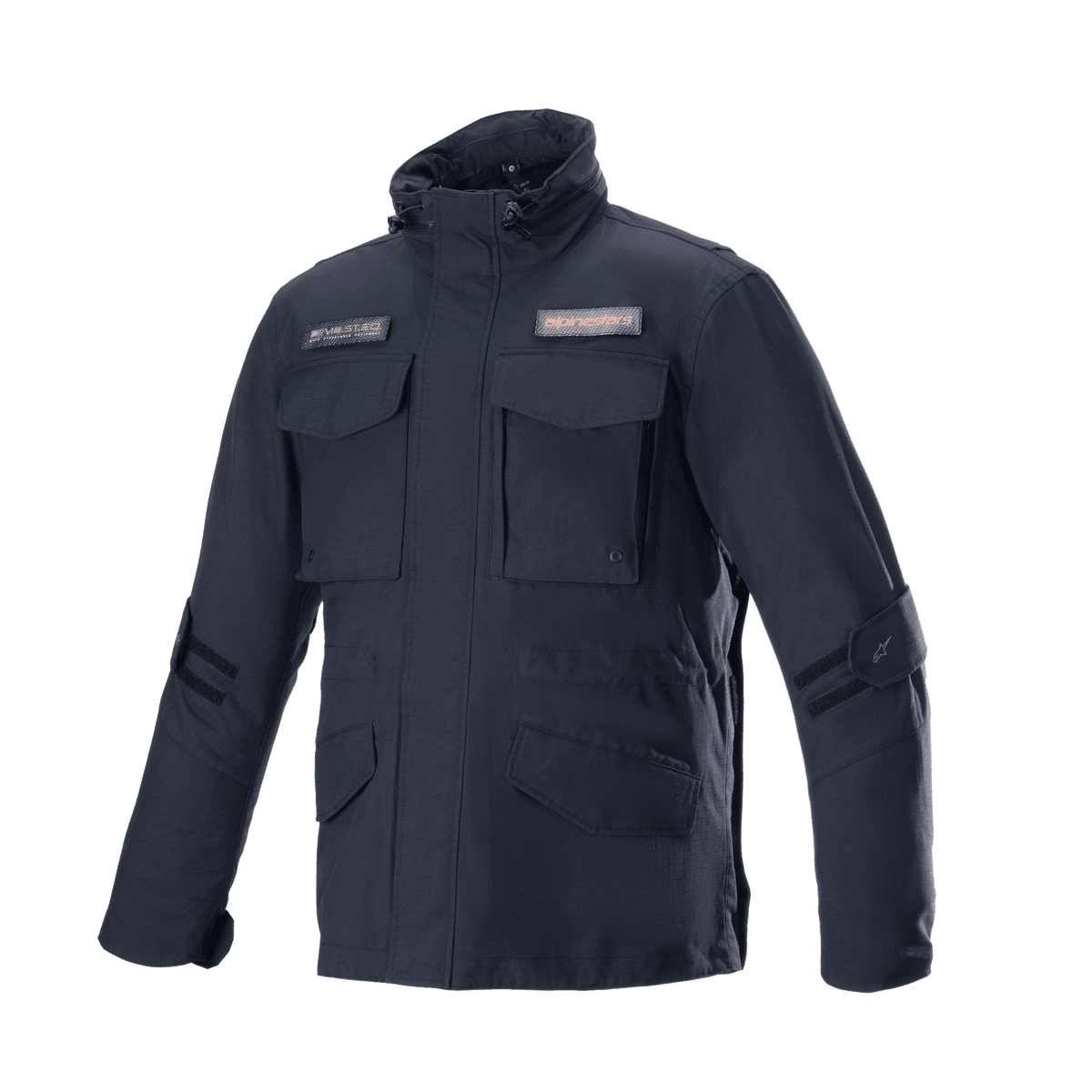 Alpinestars MO.ST.EQ Field Waterproof Primaloft Jacke, Schwarz, Urbane Motorradjacke, Field-Jacket-Stil, Vier Fronttaschen mit Klappen, Hoher Kragen mit Kordelzügen, Strapazierfähige Ripstop-Konstruktion mit Logo-Aufnähern