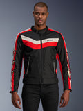 Alpinestars T-Dyno WR Jacke, Textil-Motorradjacke, Schwarz mit leuchtend roten und ecrufarbenen Chevron-Streifen, Vintage-inspirierte Biker-Passform, hoher Kragen mit Knopfverschluss, Reißverschlusstaschen vorne, Sternlogos auf den Ärmeln, von einem Model getragen