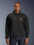 Alpinestars Revved WR Jacket, zwarte motorjas met een overhemdkraag en drukknoopsluiting aan de voorzijde, rood geborduurd 'A'-logo op de borst, verticale borstzak met rits, elastische manchetten, urban coaches jacket ontwerp