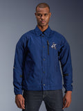 Veste Alpinestars Revved WR, veste de moto urbaine pour homme, bleu marine, style coach avec col rabattu et boutons-pression, poche de poitrine zippée noire, grand logo brodé en 3D, pattes de réglage aux manches, matériau résistant à l'eau au fini satiné