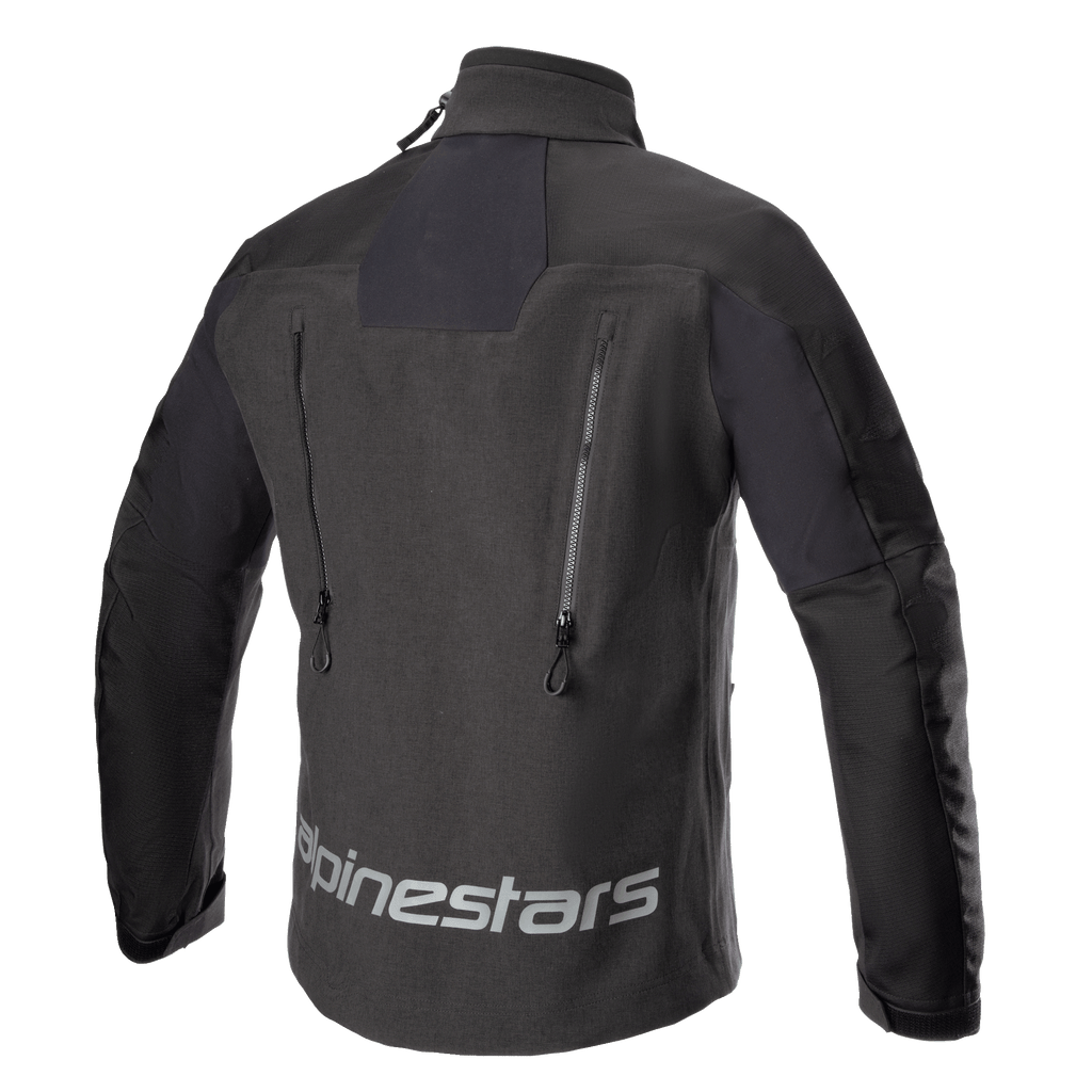 Alpinestars Hyde XT Drystar® XF Jas, motorjas, zwart, achteraanzicht met een groot reflecterend Alpinestars-logo op de onderrug, dubbele verticale ventilatieopeningen met ritsen en getextureerde ripstop-panelen