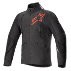 Alpinestars Hyde XT Drystar XF motorjas, zwarte en felrode technische motorjas, groot rood sterlogo op de borst, verticale ventilatieritsen op de borst, hoge kraag, getextureerde vierwegstretchstof, ontworpen voor adventure en off-road rijden
