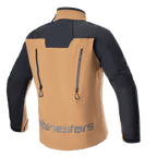 Alpinestars Hyde XT Drystar® XF Jas, adventure motorjas, zand en zwart, achteraanzicht met twee verticale ventilatieritsen, zwarte versterkte schouders en mouwen, Alpinestars-branding op de onderrug, technische waterdichte touring-uitrusting