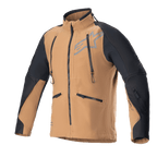 Alpinestars Hyde XT Drystar XF Jacket, adventure touring motorjas, zandkleurig en zwart, met verticale ventilatieritsen op de borst en zijzakken, zwarte ripstop-panelen op de schouders en armen, hoge kraag, waterdichte textielconstructie voor off-road rijden