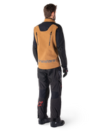Alpinestars Hyde XT Stretch Drystar®XF Jacke und Hyde XT Drystar® Hose, Rückansicht eines Fahrers in brauner und schwarzer Adventure-Touring-Ausrüstung, Jacke mit vertikalen Reißverschlüssen am Rücken und Alpinestars-Logo, schwarze Hose mit rotem Stern-Logo an der Wade, kombiniert mit schwarzen Handschuhen und Stiefeln.