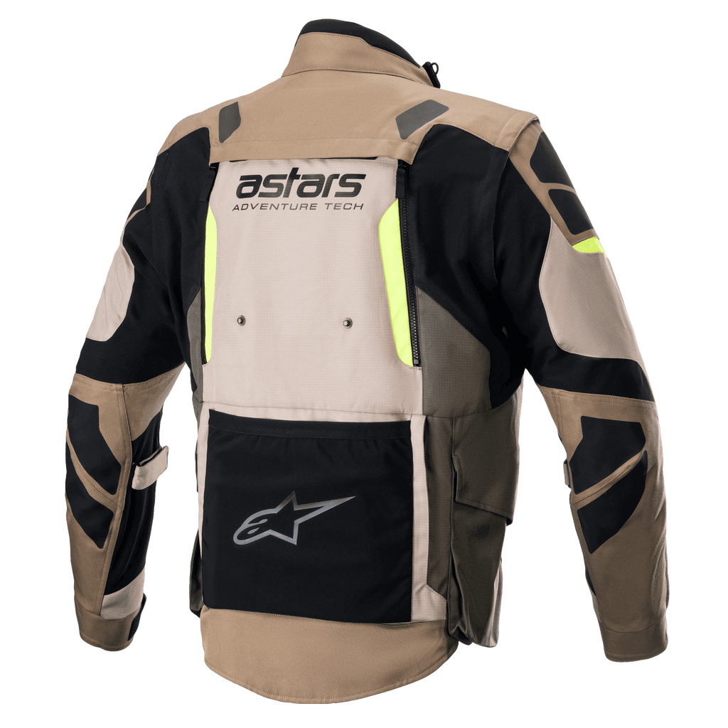 Alpinestars Halo Drystar® Jas, achteraanzicht, donker kaki en zandkleur met fluoriserend gele accenten, adventure touring motorjas met een groot ventilatiepaneel op de rug, 'astars ADVENTURE TECH' branding en een zwart opbergvak aan de onderzijde.