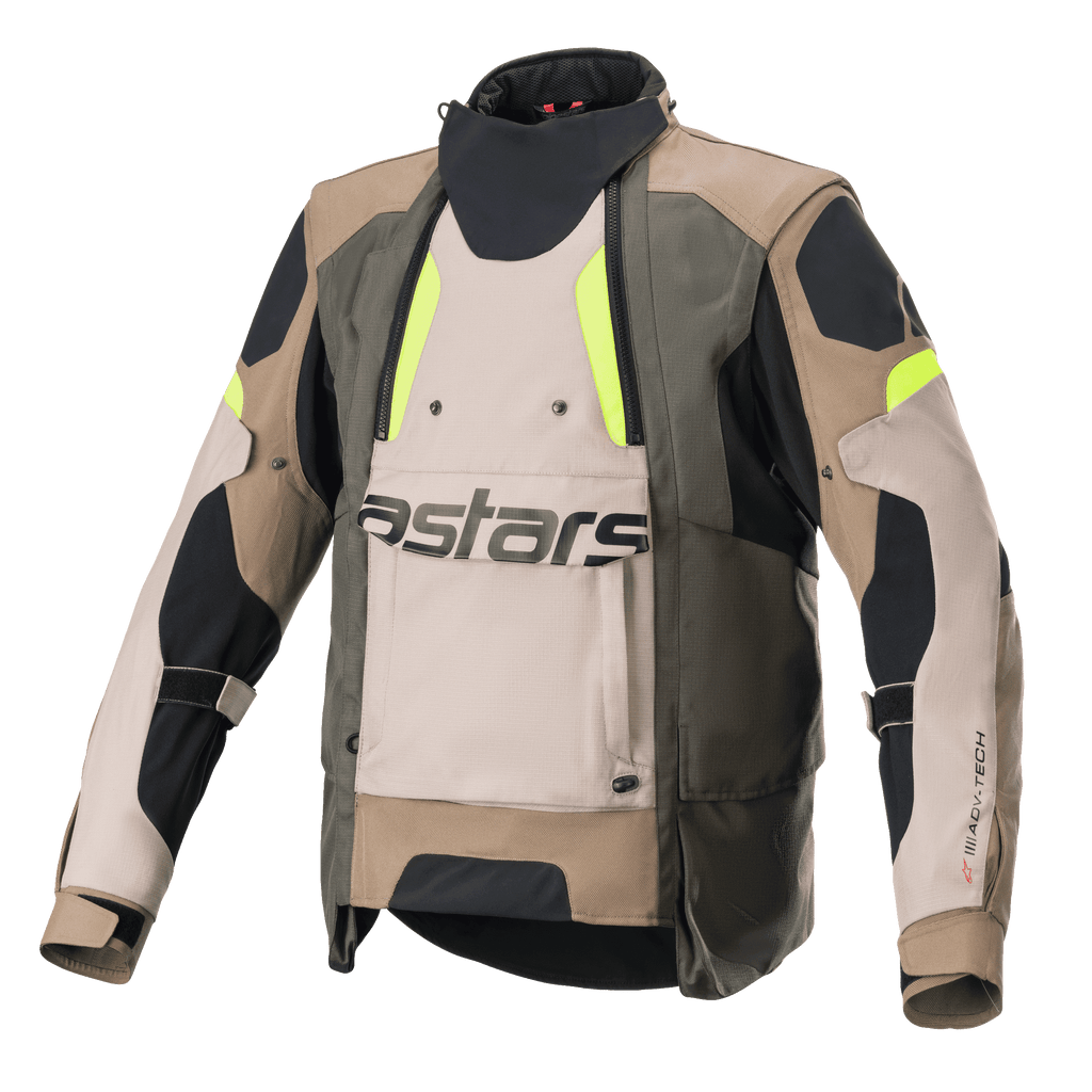 Alpinestars Halo Drystar jas, adventure touring motorjas, donkerkhaki en zand met fluorgele accenten, voorzien van een groot ventilatiepaneel aan de voorzijde met astars-branding, hoge kraag en robuuste textielconstructie voor rijden in alle seizoenen