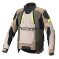 Alpinestars Halo Drystar jas, adventure touring motorjas, donkerkhaki en zand met fluorgele accenten, voorzien van een groot ventilatiepaneel aan de voorzijde met astars-branding, hoge kraag en robuuste textielconstructie voor rijden in alle seizoenen