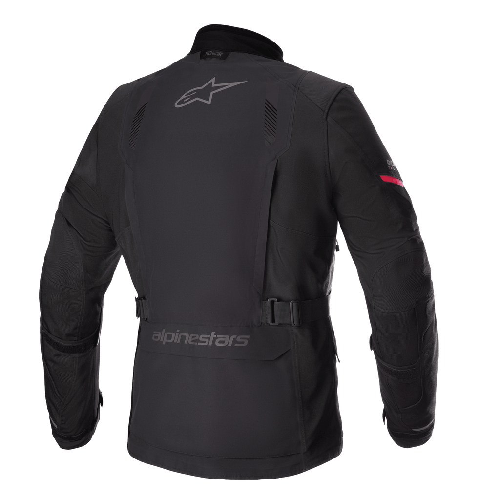 Alpinestars Monteira Drystar® XF Jacke, Adventure-Touring-Motorradjacke, Schwarz mit leuchtend roten Ärmeldetails, Rückansicht mit grauen Alpinestars-Logos, verstellbarem Taillengurt und strapazierfähiger, wasserdichter Textilhülle