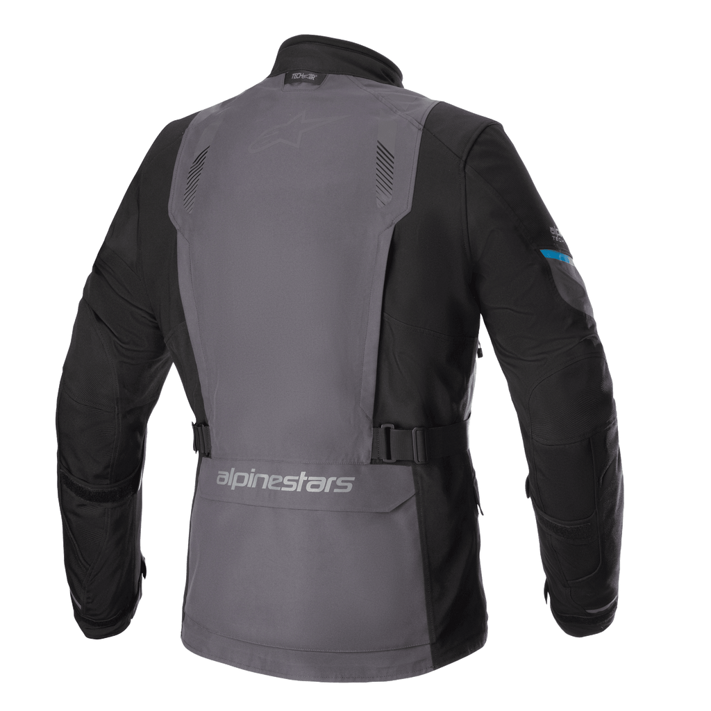 Alpinestars Monteira Drystar® XF Jas, adventure touring motorjas, Tar grijs en zwart met Methyl blauwe accenten, achteraanzicht met een groot grijs rugpaneel, verstelbare taillebanden en Alpinestars-branding op de onderrug.