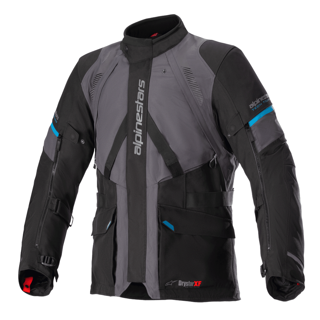 Alpinestars Monteira Drystar XF jas, adventure touring motorjas, grijs en zwart met Methyl Blue accenten, voorzien van meerdere voorzakken, verstelbare tailleriemen en verticale Alpinestars-branding op de borst, duurzame waterdichte textielconstructie