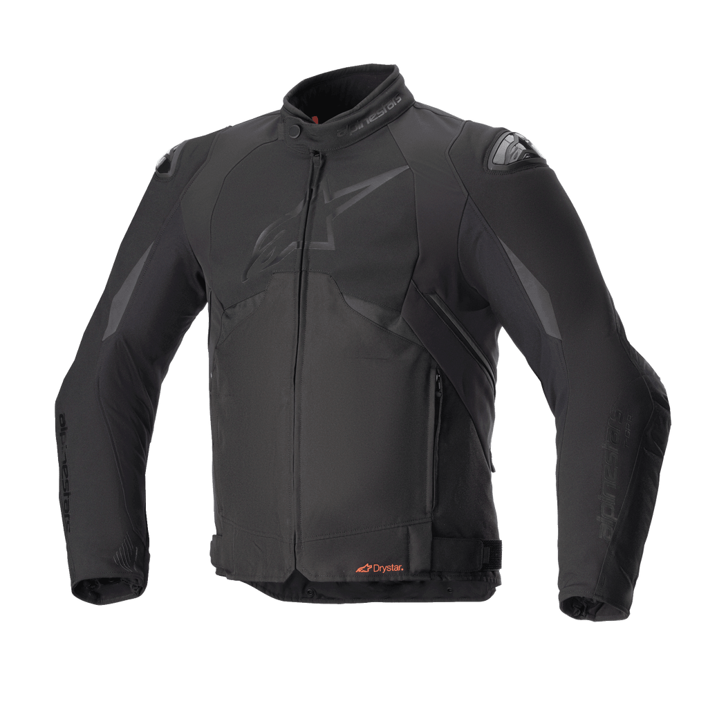 Alpinestars T-GP R V3 Drystar Jacke, komplett schwarze Sport-Textil-Motorradjacke, Vorderansicht, dezentes mattes Logo auf der Brust, orangefarbenes Drystar-Branding an der Taille, DFS-Schulter-Slider, wasserdichte und atmungsaktive technische Ausrüstung