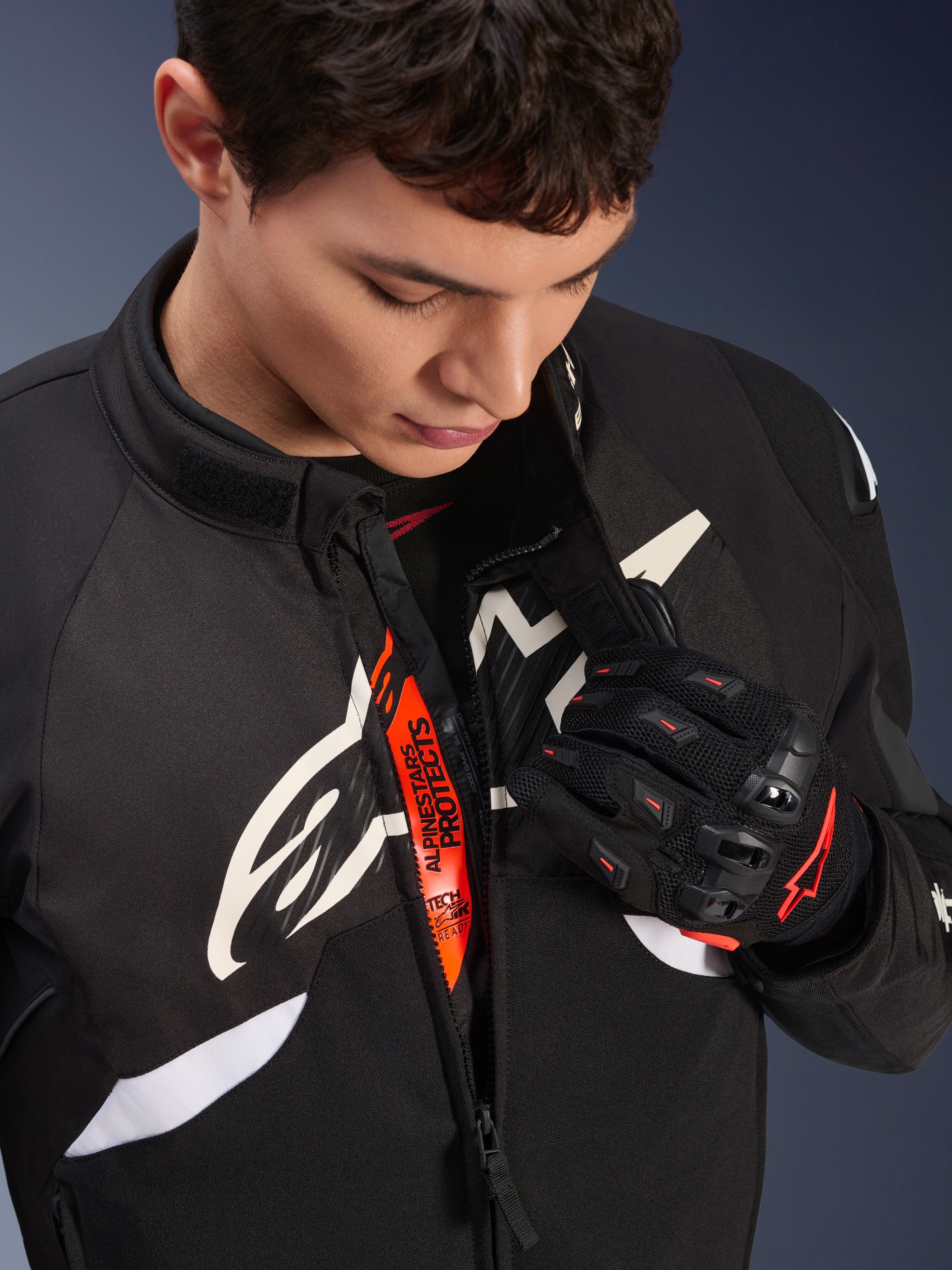 Alpinestars T-GP R V3 Drystar 防水ジャケット T-GP R V3 Drystar® - Black Motorcycle Jacket | Alpinestars®