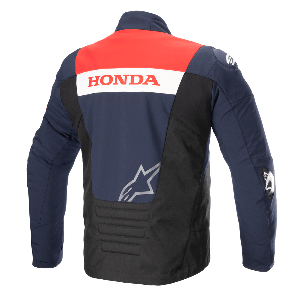 Achteraanzicht van de Alpinestars Honda SMX Waterproof Softshell jas, kleurenschema in Night Navy, zwart en felrood, met 'HONDA' branding op een witte streep en een zilverkleurig Alpinestars-logo, ontworpen voor motorrijden op de weg