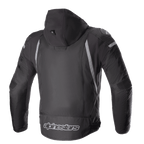 Alpinestars Zaca Waterproof Jacke, Textil-Motorradsportjacke, Schwarz und Dunkelgrau, Rückansicht mit abnehmbarer Kapuze, grauen reflektierenden Akzenten und Alpinestars-Logo am unteren Rücken