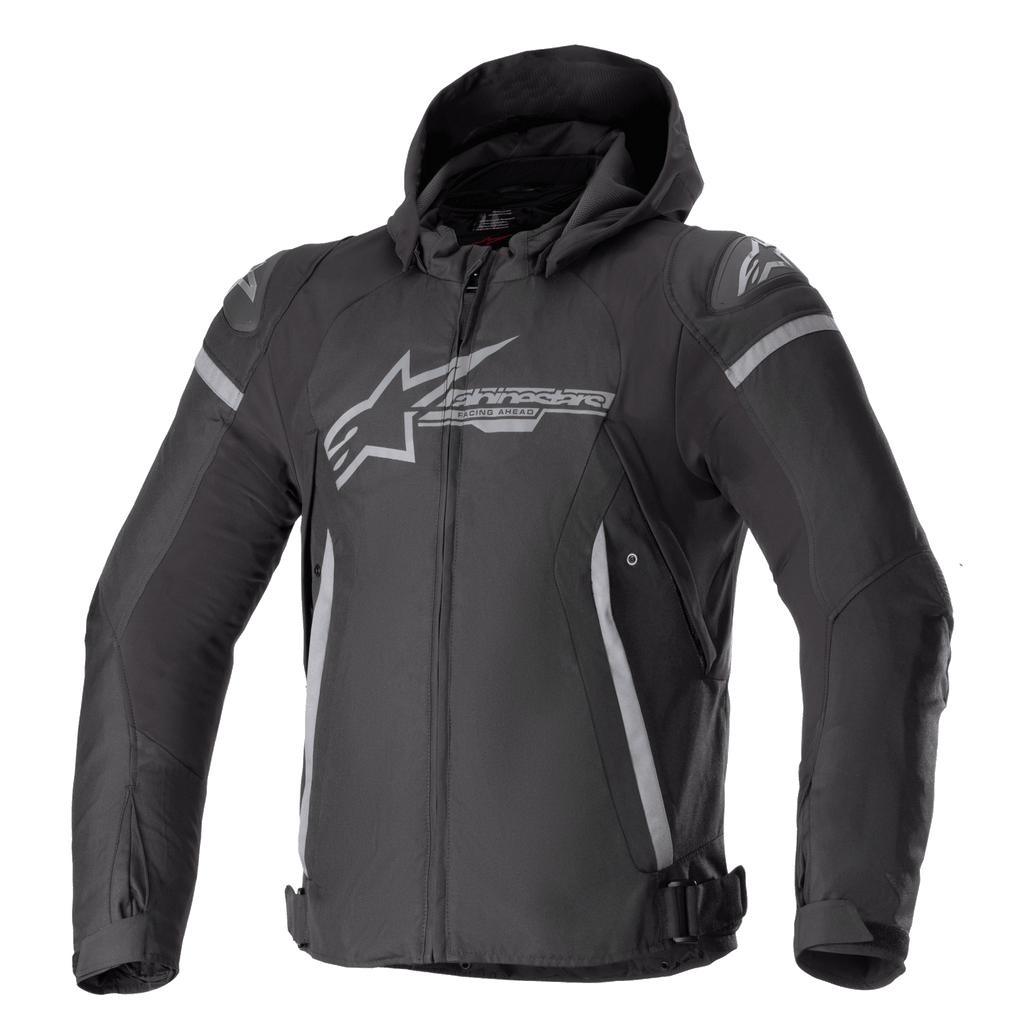 Alpinestars Zaca Wasserdichte Jacke, Motorrad-Sportjacke, Schwarz und Dunkelgrau, mit abnehmbarer Kapuze, großem grauem Brust-Logo, hellgrauen Akzenten an Schultern und Seiten, verstellbaren Taillenriemen und Reißverschluss vorne, sportliche Textilkonstruktion