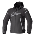Alpinestars Zaca Wasserdichte Jacke, Motorrad-Sportjacke, Schwarz und Dunkelgrau, mit abnehmbarer Kapuze, großem grauem Brust-Logo, hellgrauen Akzenten an Schultern und Seiten, verstellbaren Taillenriemen und Reißverschluss vorne, sportliche Textilkonstruktion
