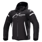 Veste imperméable Alpinestars Zaca, veste de moto noire avec capuche amovible, grand logo Alpinestars blanc sur la poitrine, bandes blanches sur le haut des bras et accents latéraux verticaux, fermeture éclair frontale, rembourrage renforcé aux épaules, sangles de réglage à la taille et aux bras, construction en textile softshell