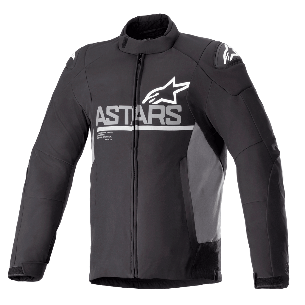 Alpinestars SMX Waterproof Jacke, Motorradjacke, Schwarz mit dunkelgrauen Seitenpaneelen, weißes ASTARS-Brustlogo und Stern-Logos an den Schultern, Textil- und Softshell-Konstruktion, durchgehender Frontreißverschluss, hoher Kragen, verstellbare Klettverschlüsse an den Manschetten
