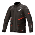 Honda Andes V3 Drystar motorjas, motor touringjas, zwart met rode accenten, vooraanzicht met grote cargozakken en verstelbare riemen, technische textielconstructie met Honda-vleugel en Alpinestars-logo's, adventure-geïnspireerd ontwerp
