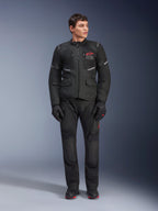 Alpinestars Andes Air Drystar® broek, motor touringbroek, zwart, voorzien van mesh ventilatiepanelen en een rood logo op de broekspijp, gedragen als onderdeel van een complete motoroutfit met bijpassende jas en handschoenen, professionele adventure touring uitrusting