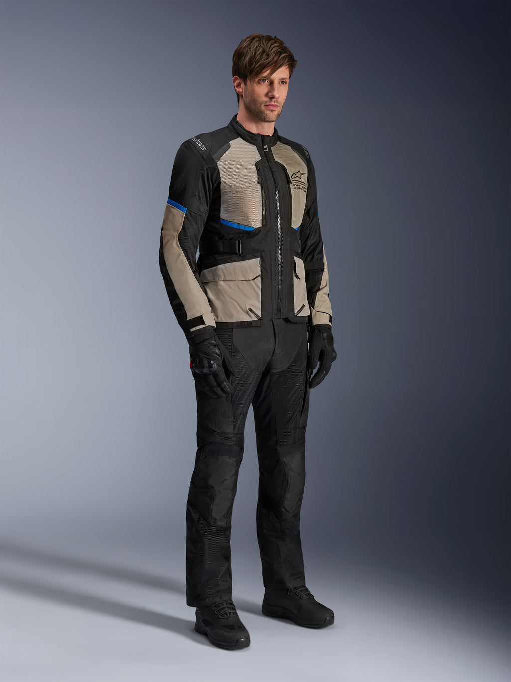 Alpinestars Andes Air Drystar® Jacke, Motorrad-Tourenjacke, Schwarz, Lorbeergrau und Hellblau, getragen mit passender Fahrhose und Handschuhen, mit großflächigen Mesh-Einsätzen für Luftzirkulation und einer straßenorientierten Passform, Adventure-Tourenbekleidung