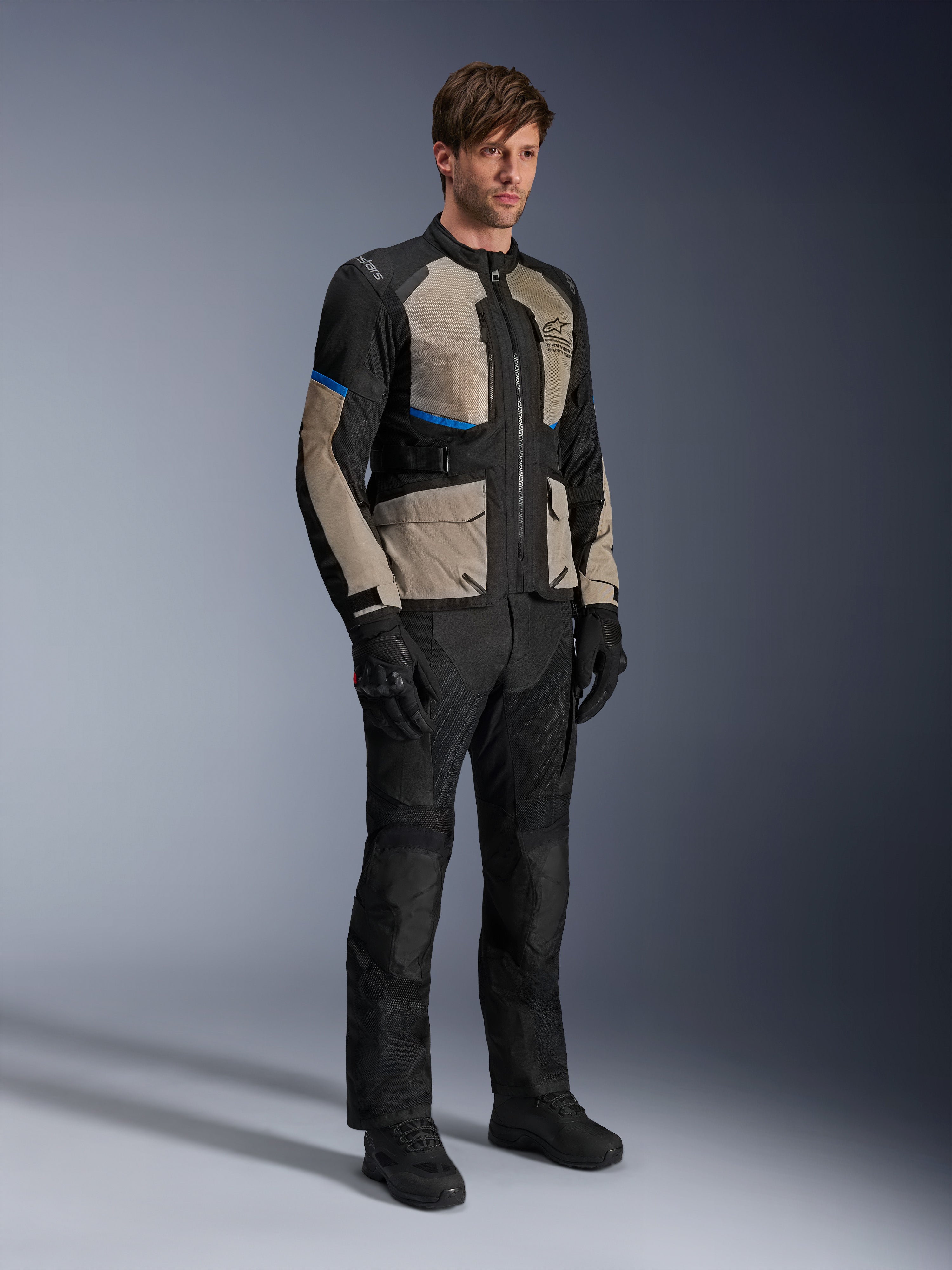 Alpinestars Andes Air Drystar® Jacke, Motorrad-Tourenjacke, Schwarz, Lorbeergrau und Hellblau, getragen mit passender Fahrhose und Handschuhen, mit großflächigen Mesh-Einsätzen für Luftzirkulation und einer straßenorientierten Passform, Adventure-Tourenbekleidung