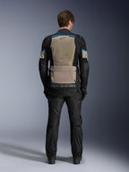 Alpinestars Andes Air Drystar® Jacke, Black Laurel Gray Bright Blue, Rückansicht mit großem Mesh-Belüftungspanel, große Aufbewahrungstasche am unteren Rücken mit Alpinestars-Branding, technische Motorrad-Tourenjacke getragen mit passender Hose.