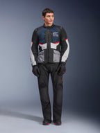Alpinestars Andes Air Drystar® Jacke, Motorrad-Tourenjacke, Deep Blue Black und Ice Gray, getragen mit passender schwarzer Adventure-Hose und Handschuhen, mit Mesh-Einsätzen für Luftzirkulation und einem technischen Multi-Taschen-Design.