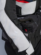 Alpinestars Andes Air Drystar® Jacke in Deep Blue Black Ice Gray, Nahaufnahme des verstellbaren Ärmelriemens und der Mesh-Belüftungseinsätze, strapazierfähige Textilkonstruktion für Adventure-Touring