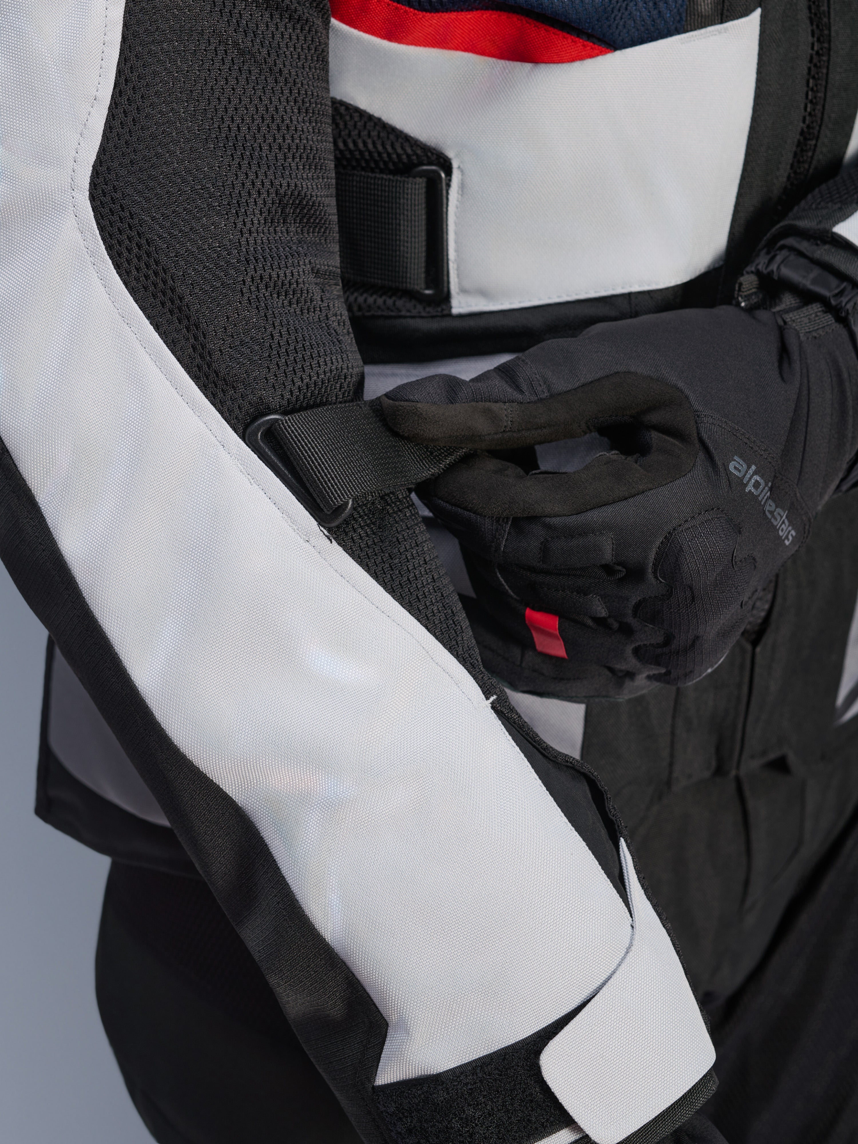 Alpinestars Andes Air Drystar® Jacke in Deep Blue Black Ice Gray, Nahaufnahme des verstellbaren Ärmelriemens und der Mesh-Belüftungseinsätze, strapazierfähige Textilkonstruktion für Adventure-Touring