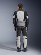 Alpinestars Andes Air Drystar® Jacke und Hose, Adventure-Touren-Set in Ice Gray, Dark Gray und Black, Rückansicht eines Fahrers in kompletter Ausrüstung mit neongelben Akzenten, große Mesh-Belüftungseinsätze und Alpinestars-Branding
