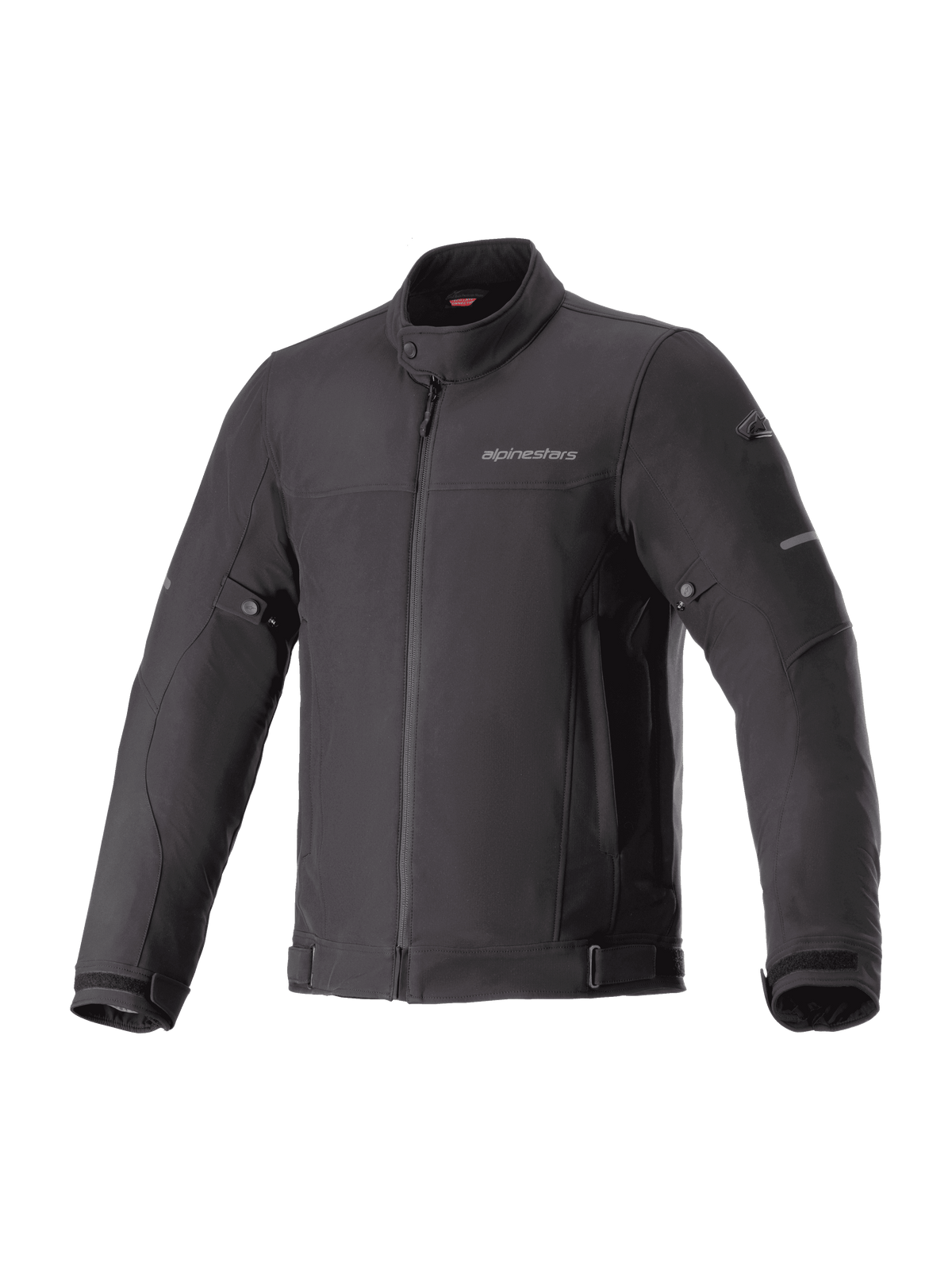 Alpinestars Husker Waterproof Jacket, zwarte urban motorjas, high-density softshell-stof, hoge kraag met drukknoop, volledige ritssluiting aan de voorzijde, verstelbare taille- en polsbanden, subtiele branding op de borst en reflecterende accenten op de mouwen.
