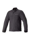 Alpinestars Husker Waterproof Jacket, veste de moto urbaine noire, tissu softshell haute densité, col haut avec bouton-pression, fermeture éclair frontale intégrale, sangles de réglage à la taille et aux poignets, logo discret sur la poitrine et accents réfléchissants sur les manches.
