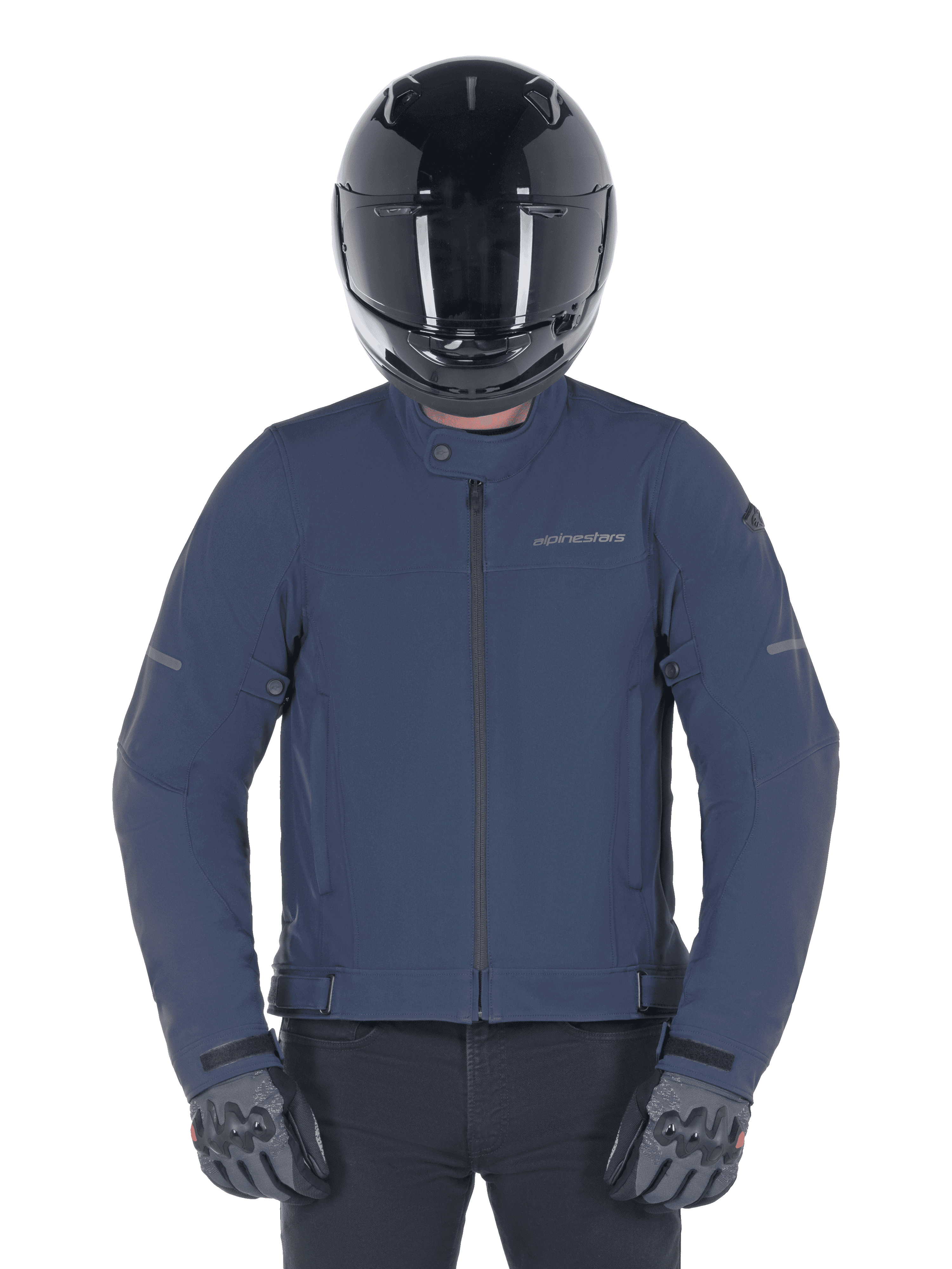 Alpinestars Husker Waterproof Jacke, Night Navy, urbane Motorradjacke getragen mit einem schwarzen Integralhelm und grauen Handschuhen, mit technischer Softshell-Außenseite und dezentem Branding