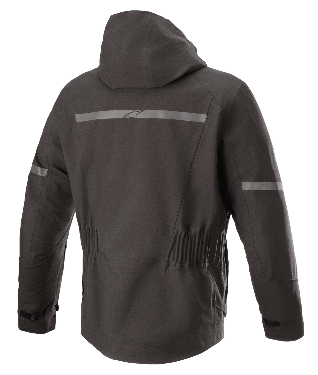 Alpinestars Sirius Drystar® Techshell Jacket, motorjas, Melange Black, achteraanzicht met geïntegreerde capuchon, reflecterende strip met Alpinestars-logo, elastische taille en verlengde achterkant voor extra dekking tijdens het rijden.