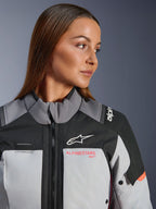 Alpinestars Stella Andes V4 Drystar, veste de moto aventure pour femme, grise et corail fluo, textile technique imperméable.