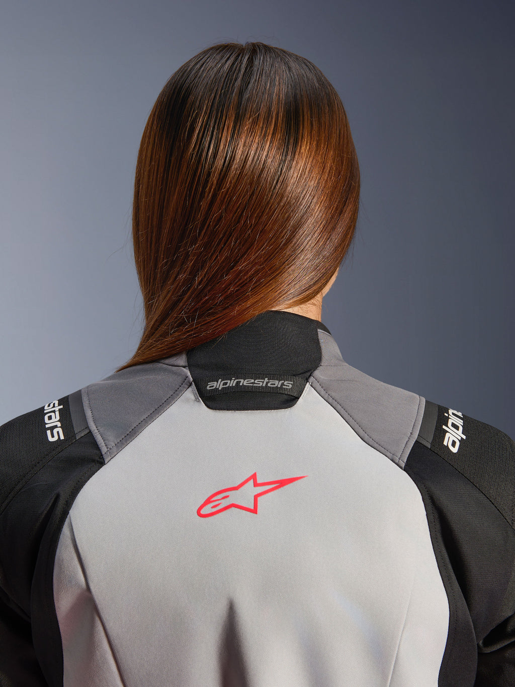 Alpinestars Stella Andes V4 Drystar, veste de moto aventure femme, grise et noire, logo corail fluo au dos, vue arrière