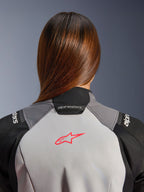 Alpinestars Stella Andes V4 Drystar, veste de moto aventure femme, grise et noire, logo corail fluo au dos, vue arrière
