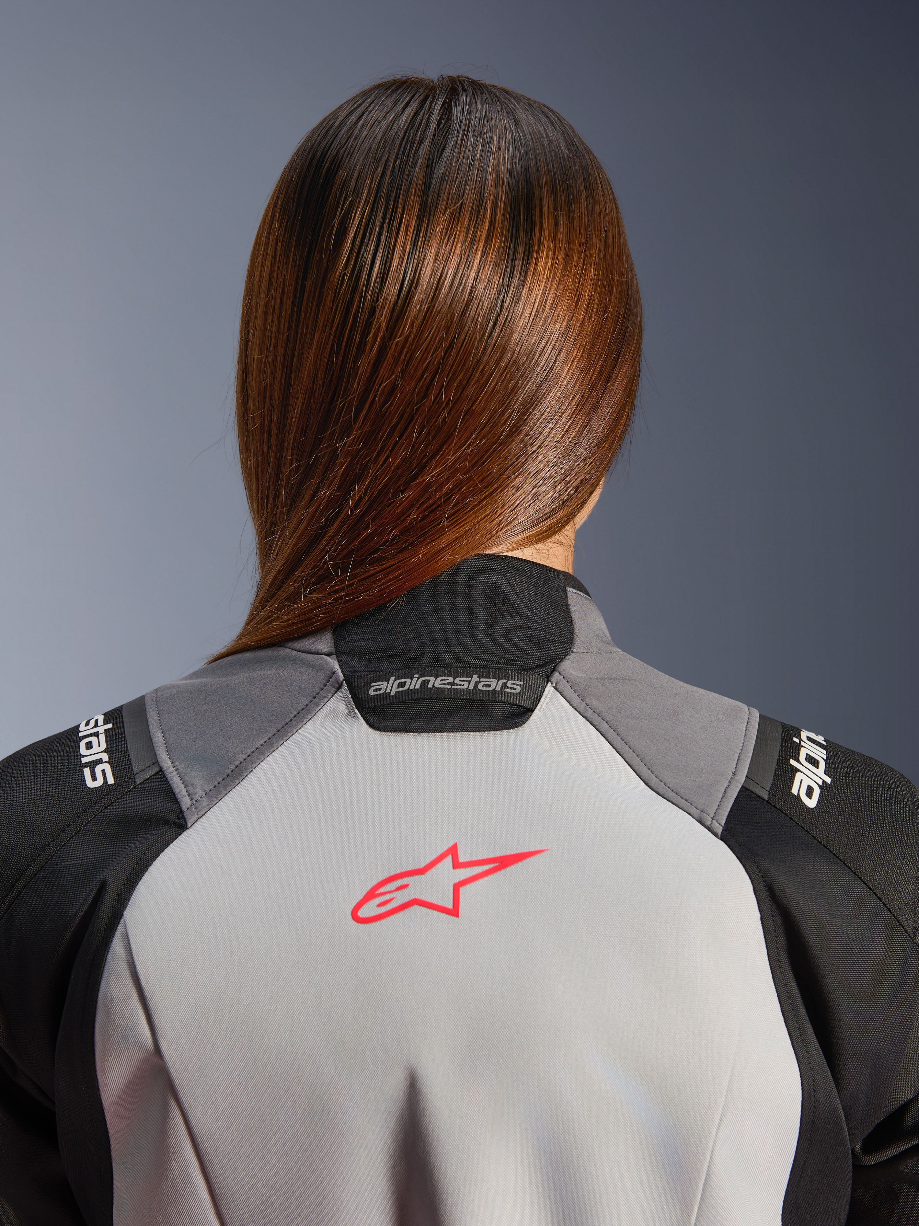 Alpinestars Stella Andes V4 Drystar, veste de moto aventure femme, grise et noire, logo corail fluo au dos, vue arrière