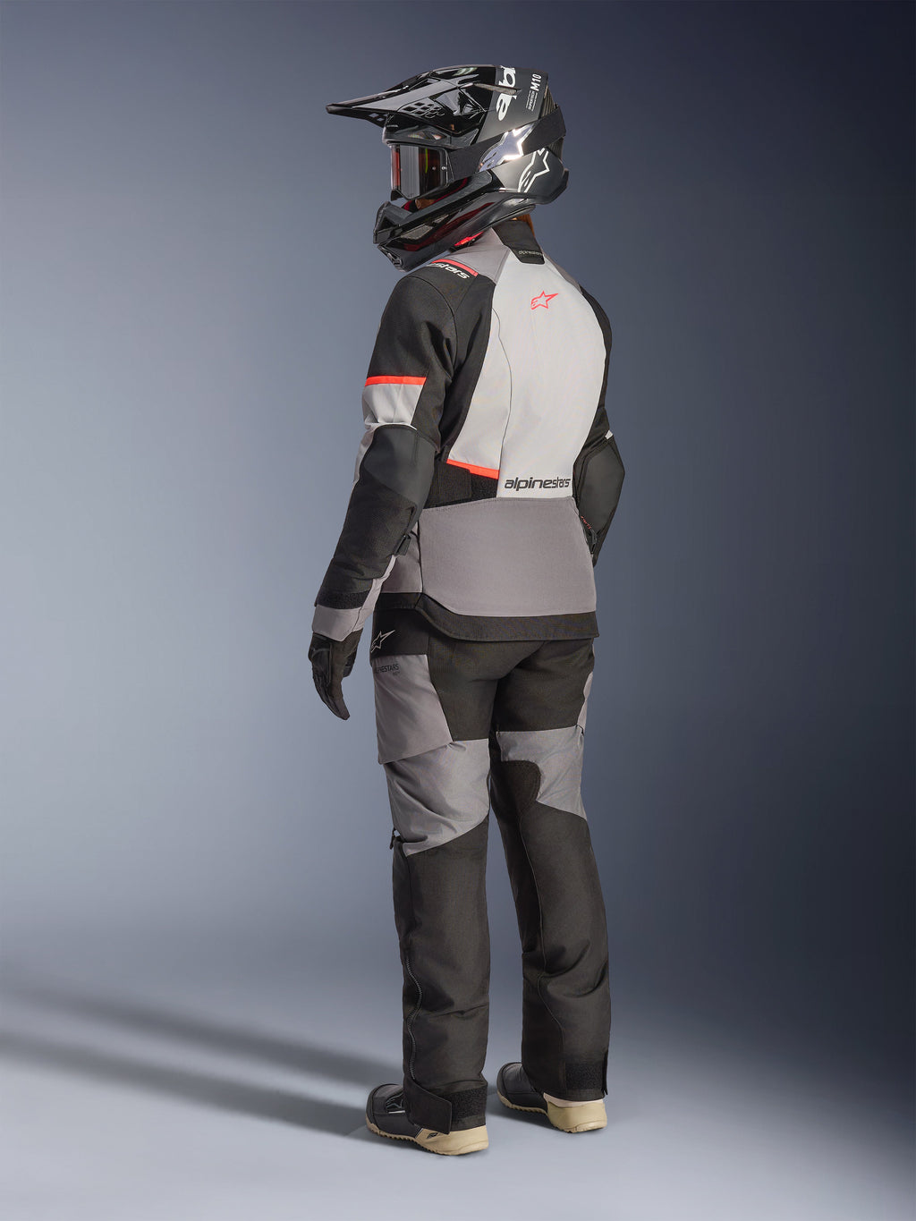 Alpinestars Stella Andes V4 Drystar®, veste de moto d'aventure pour femme, grise et noire, textile imperméable, vue de dos.