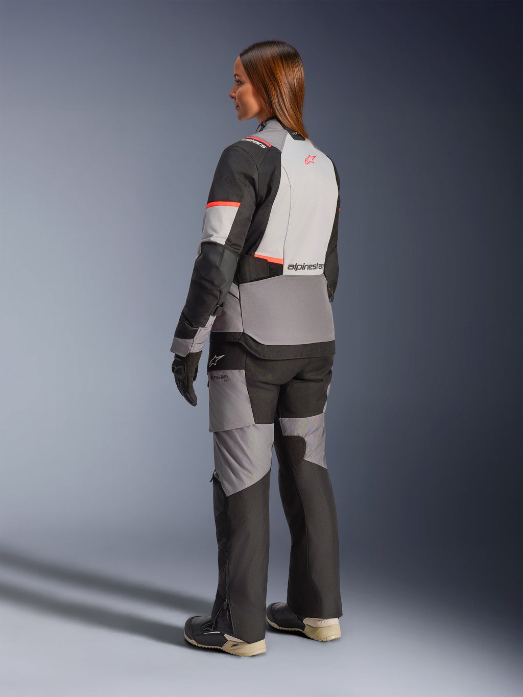 Veste Stella Andes V4 Drystar d'Alpinestars, veste de moto aventure pour femme, grise et noire avec détails corail, vue de dos, imperméable.