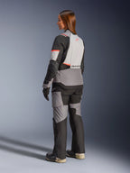 Veste Stella Andes V4 Drystar d'Alpinestars, veste de moto aventure pour femme, grise et noire avec détails corail, vue de dos, imperméable.