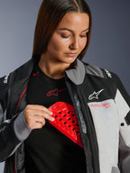 Alpinestars Stella Andes V4 Drystar, veste de moto touring pour femme, grise et noire, avec protecteur de poitrine rouge.