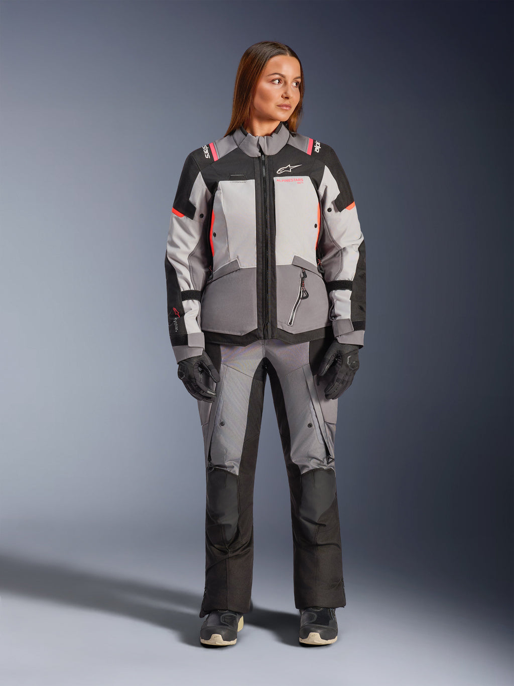Alpinestars Stella Andes V4 Drystar®, veste de moto aventure pour femme, grise et noire, accents corail fluo, imperméable.