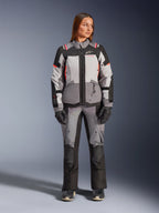 Alpinestars Stella Andes V4 Drystar®, veste de moto aventure pour femme, grise et noire, accents corail fluo, imperméable.