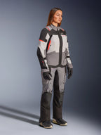 Veste Stella Andes V4 Drystar® d'Alpinestars, équipement de moto aventure imperméable pour femme, grise et noire, certifiée CE