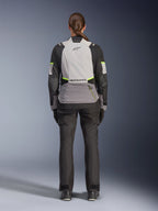 Motarde vue de dos portant la veste Alpinestars Stella Andes V4 Drystar®, Gris Glace, Gris Foncé et Noir avec accents Jaune Fluo, dotée d'une grande poche de rangement à l'arrière et du logo Alpinestars, avec un pantalon d'aventure noir assorti, équipement de touring moto toutes saisons