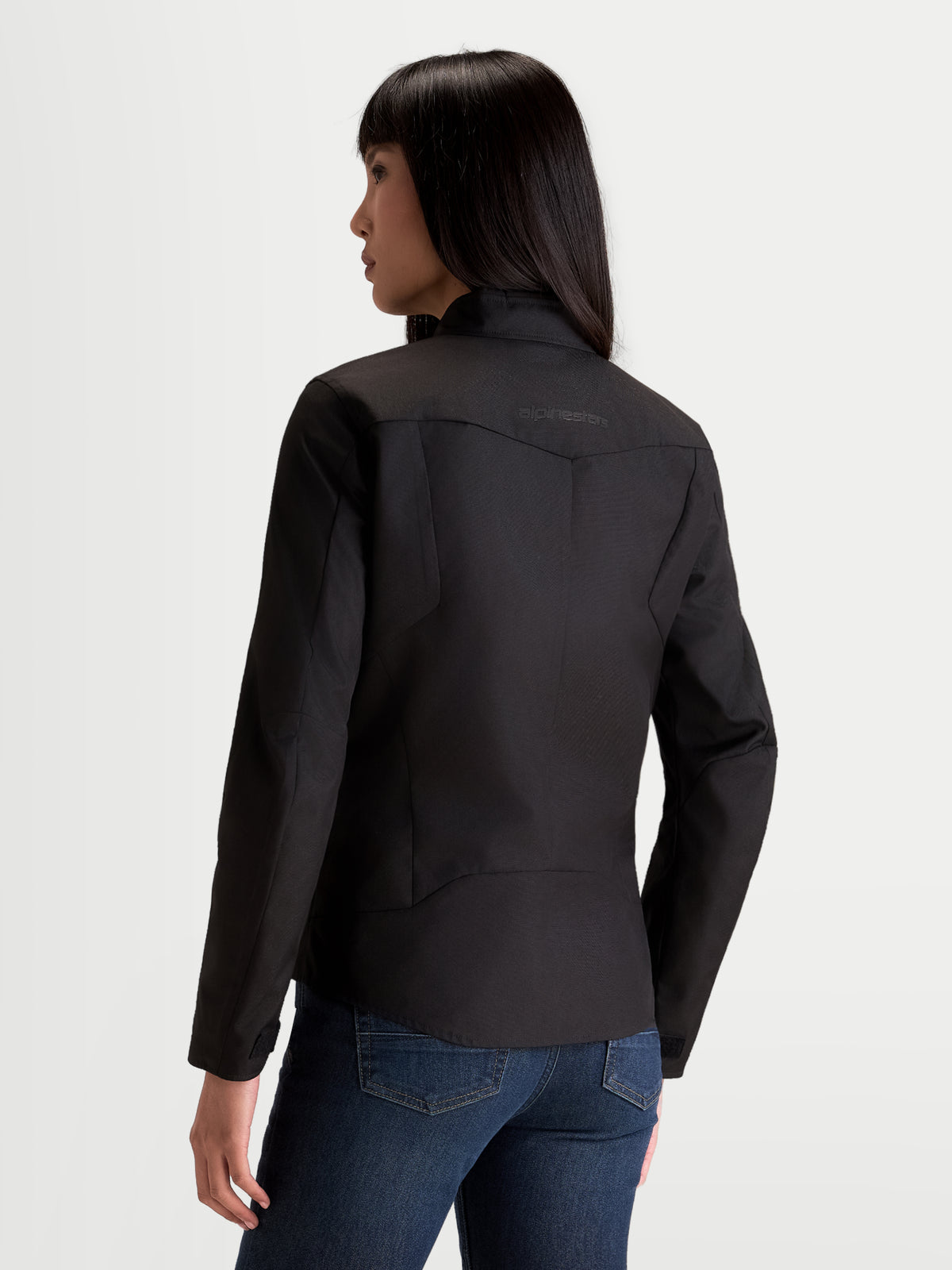 Alpinestars Stella C-1 Waterproof jas, waterdichte urban motorjas voor dames in zwart, achteraanzicht met 3D-rugconstructie en zachte kraag gedragen door een model